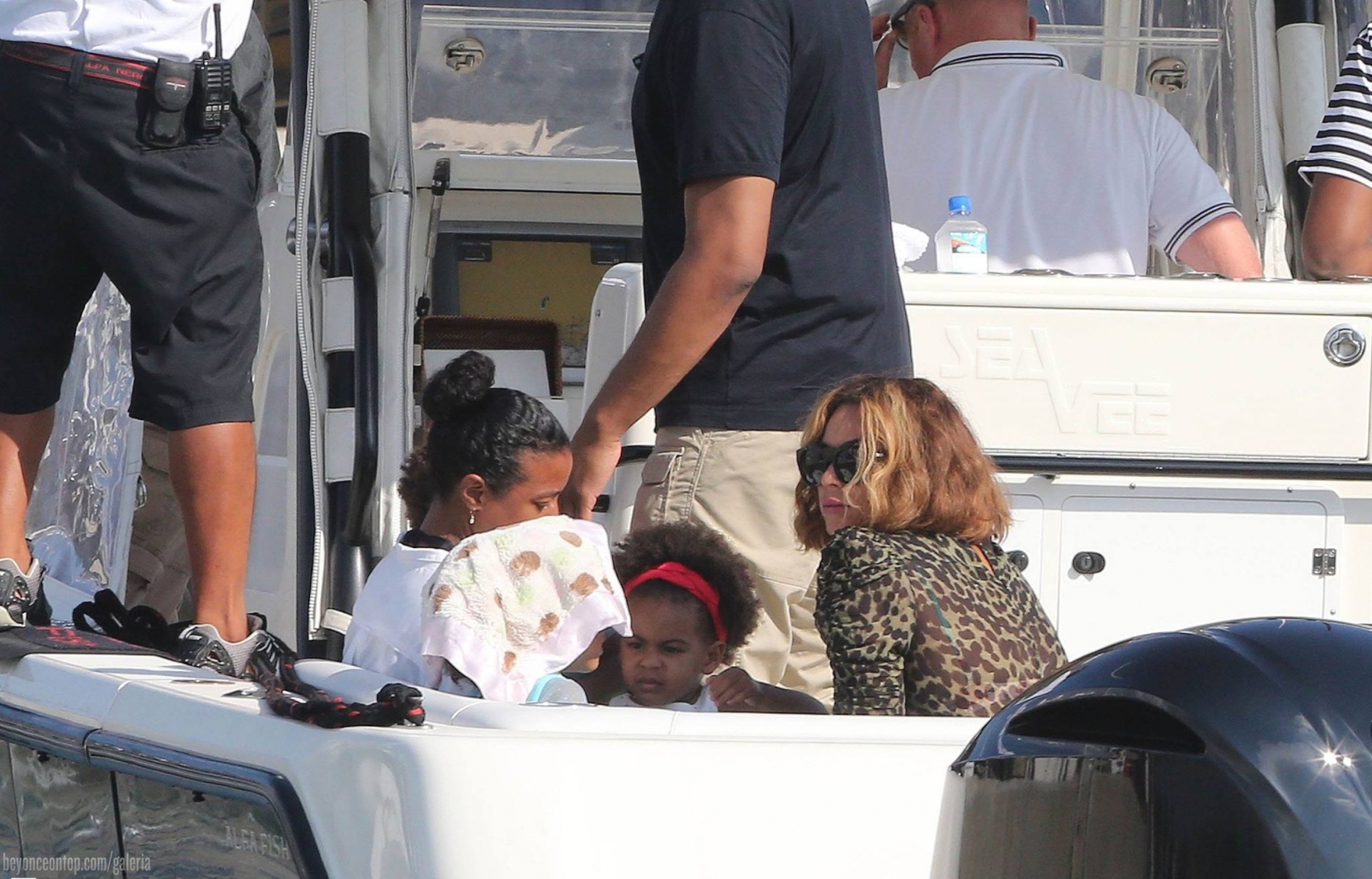 Beyonc&eacute;, Jay Z e Blue Ivy passeiam em museu na Fran&ccedil;a. 