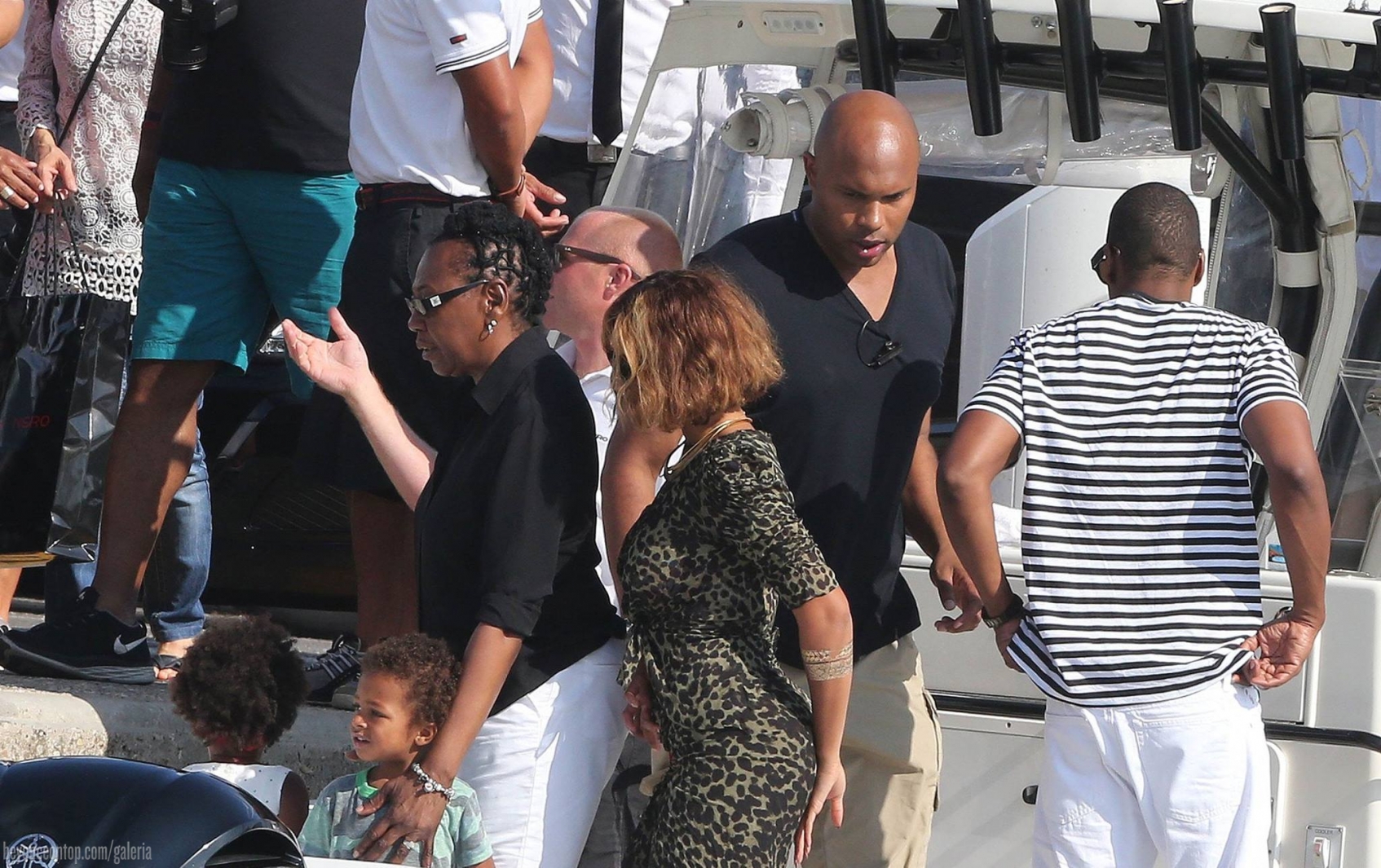 Beyonc&eacute;, Jay Z e Blue Ivy passeiam em museu na Fran&ccedil;a. 