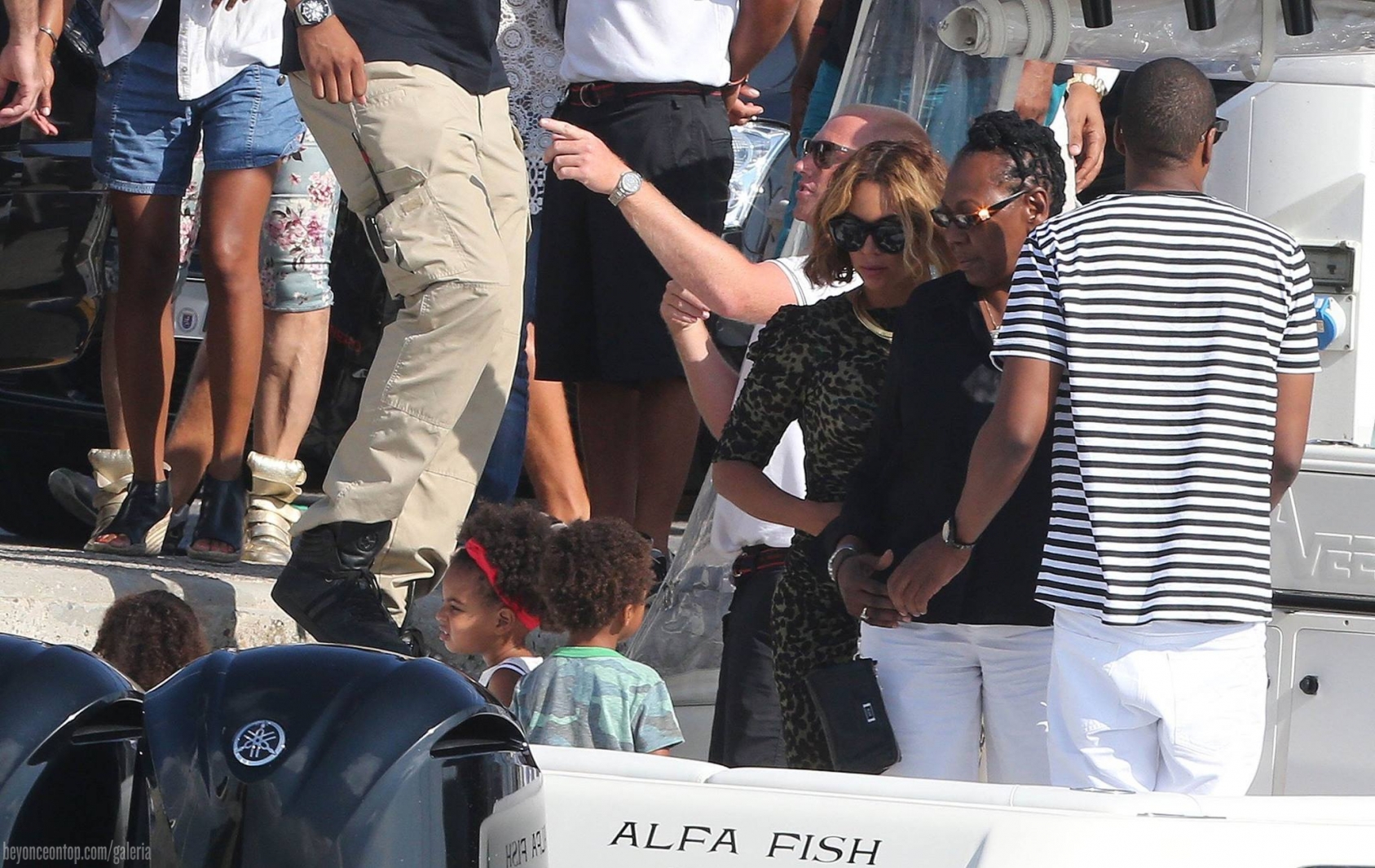 Beyonc&eacute;, Jay Z e Blue Ivy passeiam em museu na Fran&ccedil;a. 