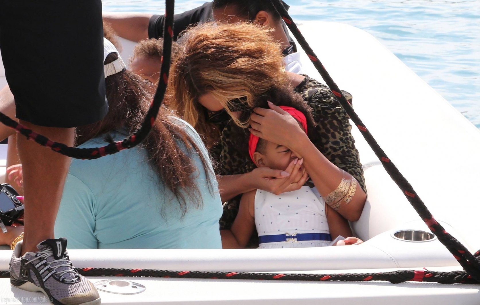 Beyonc&eacute;, Jay Z e Blue Ivy passeiam em museu na Fran&ccedil;a. 