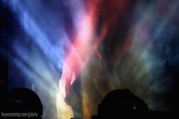 Beyonc&eacute; na primeira noite da 'On The Run Tour' em Paris. 