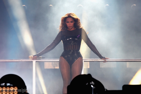Beyonc&eacute; na primeira noite da 'On The Run Tour' em Paris. 