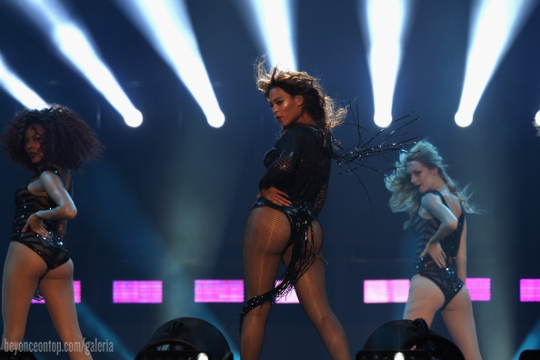 Beyonc&eacute; na primeira noite da 'On The Run Tour' em Paris. 