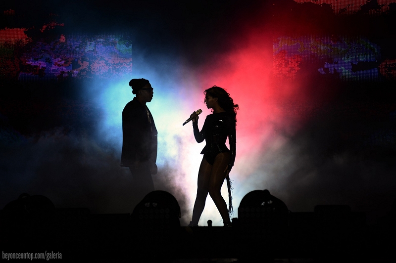 Beyonc&eacute; e Jay Z se apresentam em Paris. 