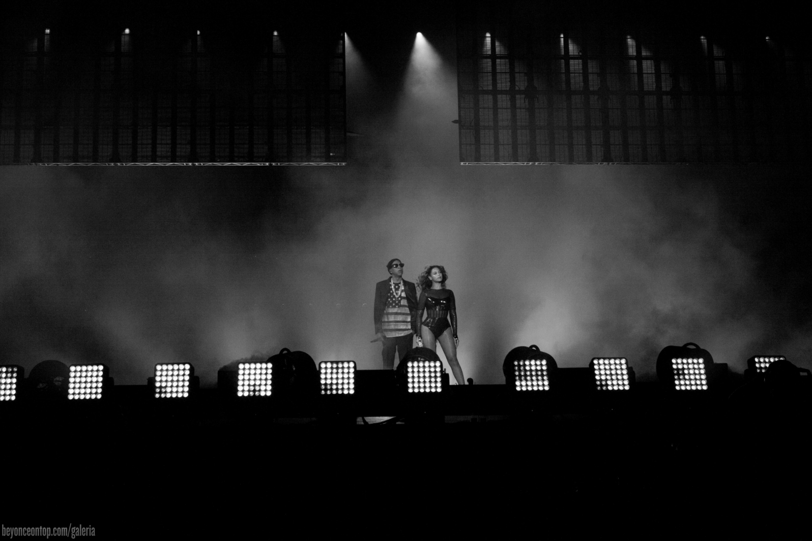 Beyonc&eacute; e Jay Z fazem o primeiro show em Paris. 