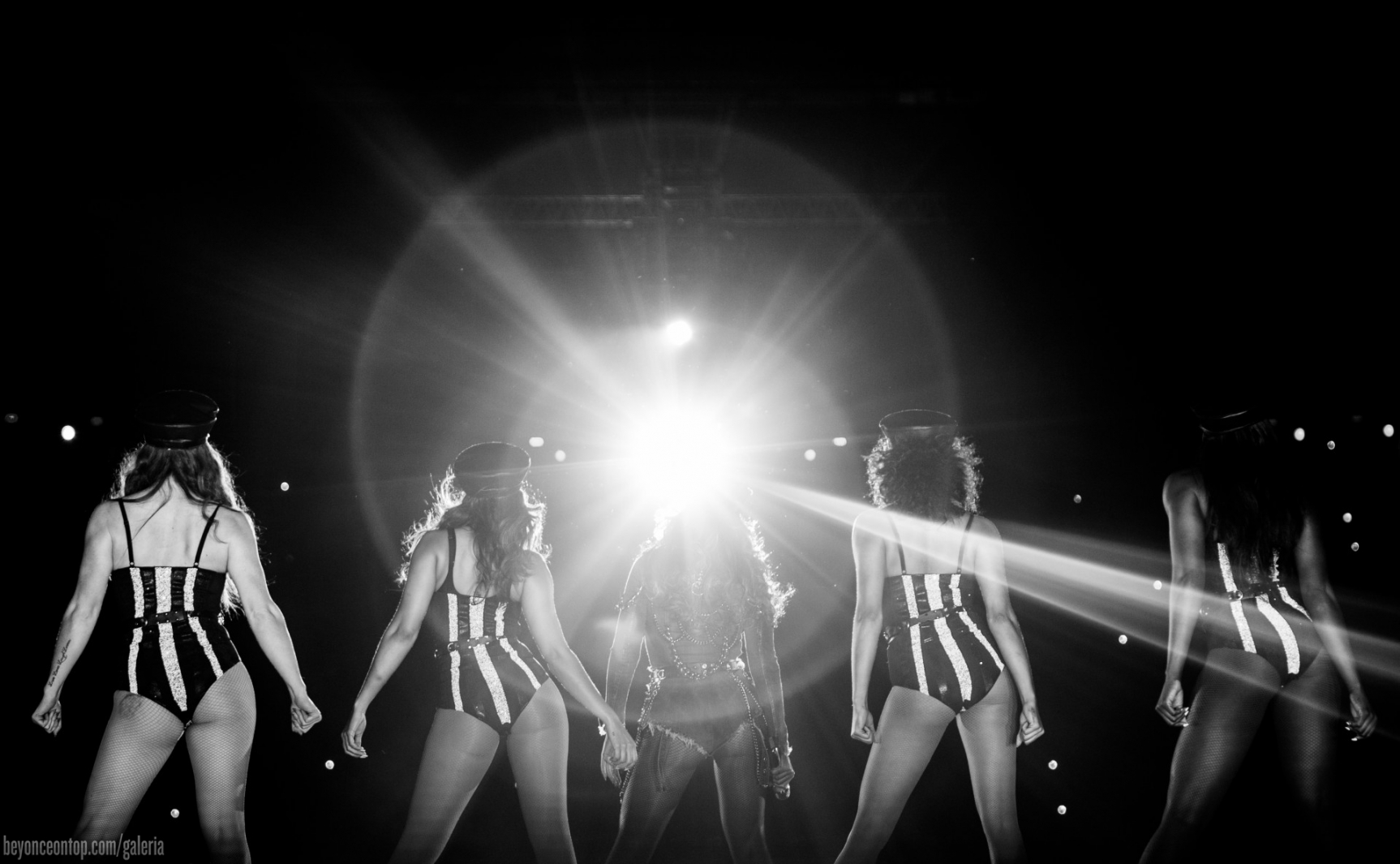 Beyonc&eacute; e Jay Z fazem o primeiro show em Paris. 