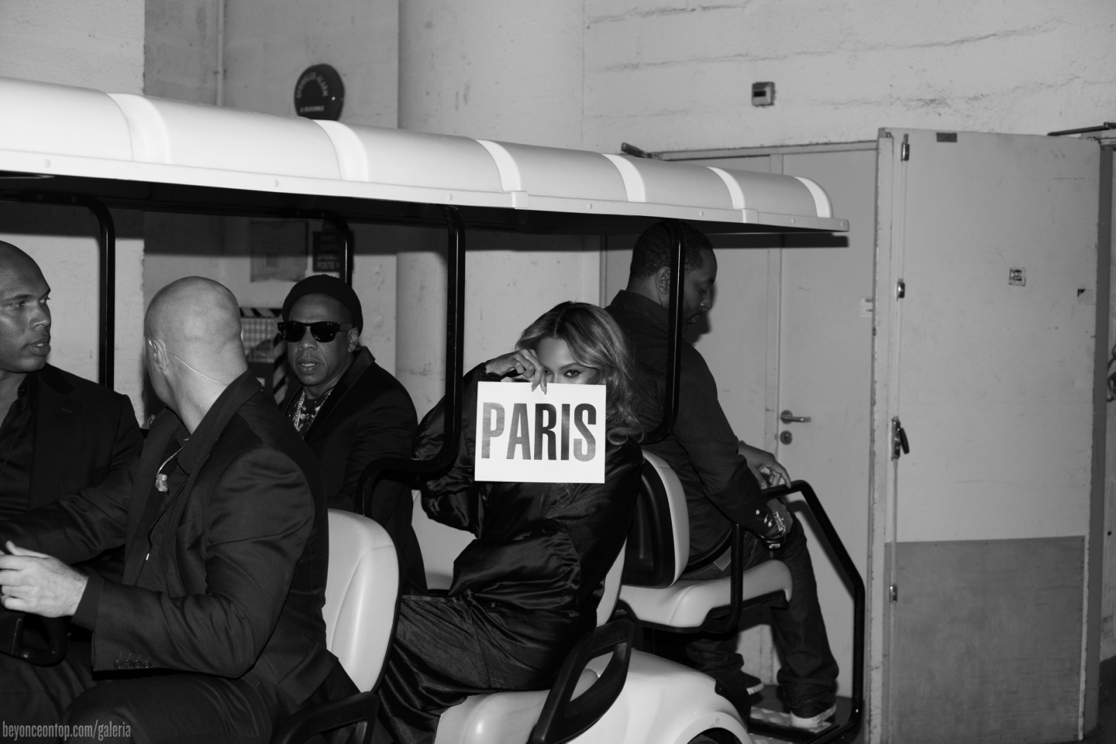 Beyonc&eacute; e Jay Z fazem o primeiro show em Paris. 