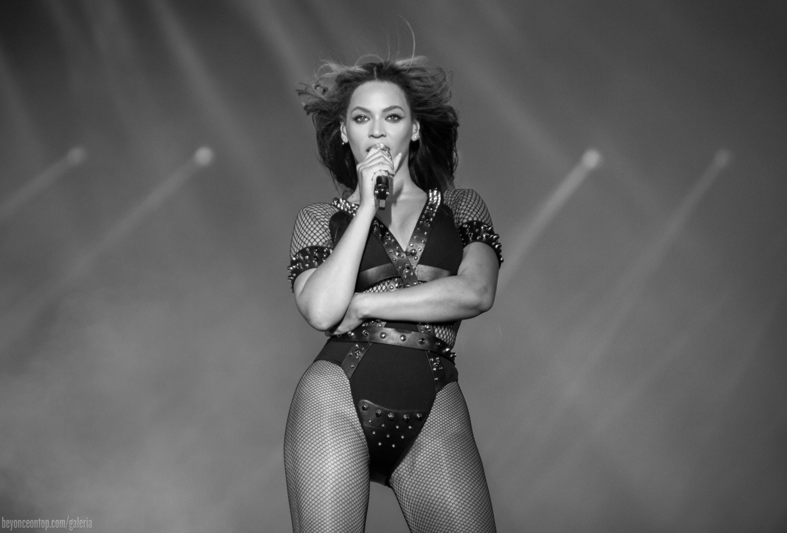 Beyonc&eacute; e Jay Z fazem o primeiro show em Paris. 