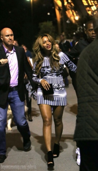 Beyonc&eacute; e Jay Z visitam a Torre Eiffel. 