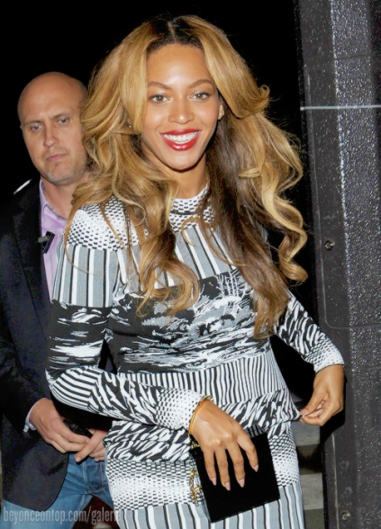 Beyonc&eacute; e Jay Z visitam a Torre Eiffel. 