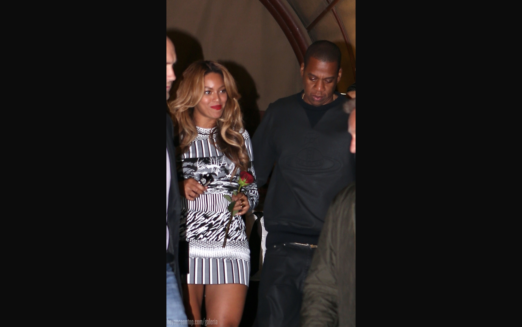 Beyonc&eacute; e Jay Z visitam a Torre Eiffel. 