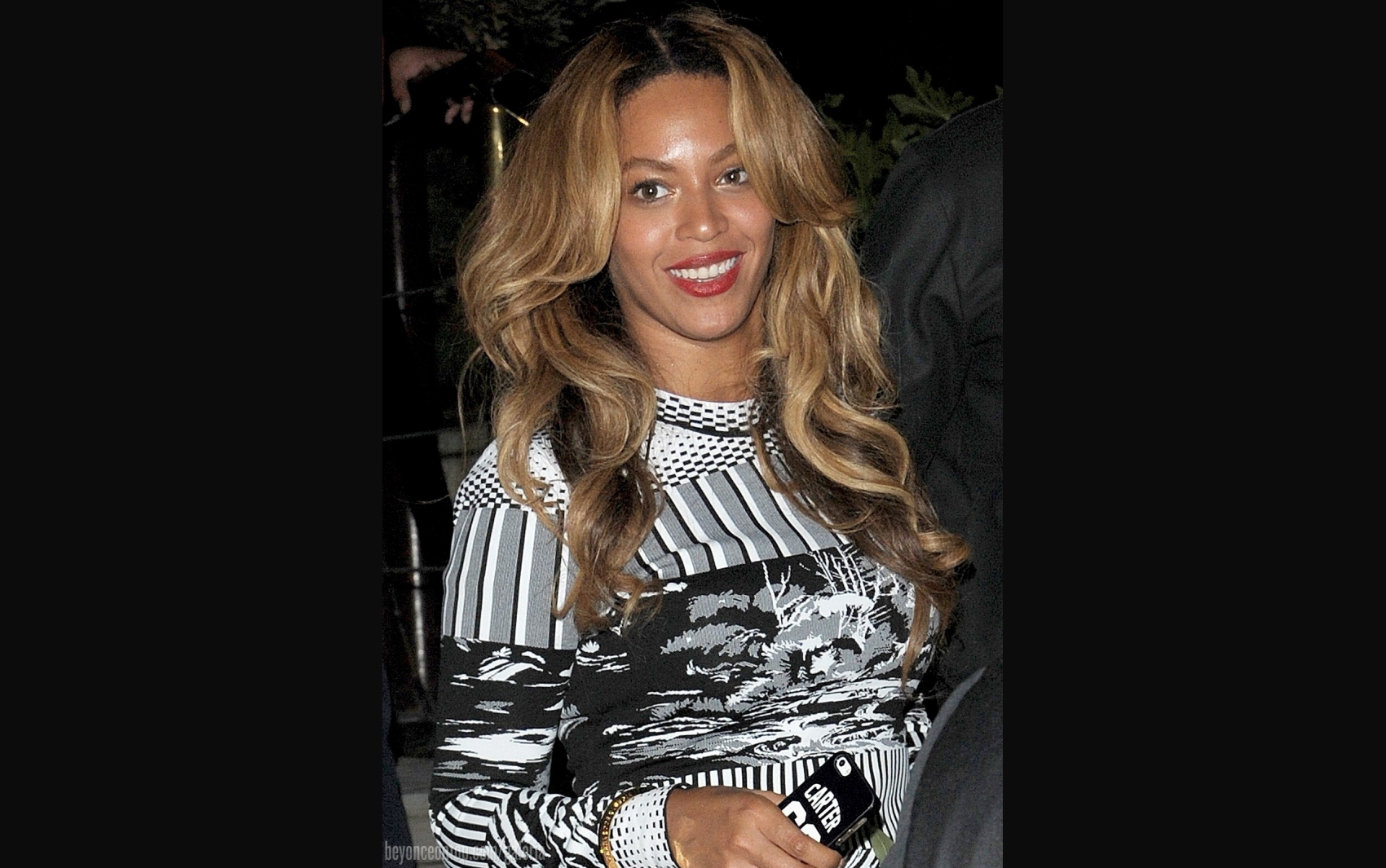 Beyonc&eacute; e Jay Z visitam a Torre Eiffel. 