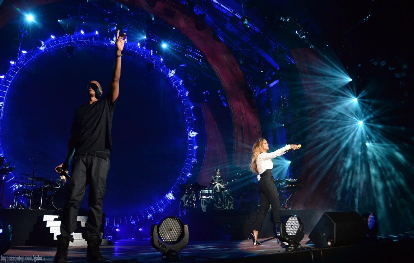 Beyonc&eacute; se apresenta no show de Jay Z no Global Citizen Festival. 