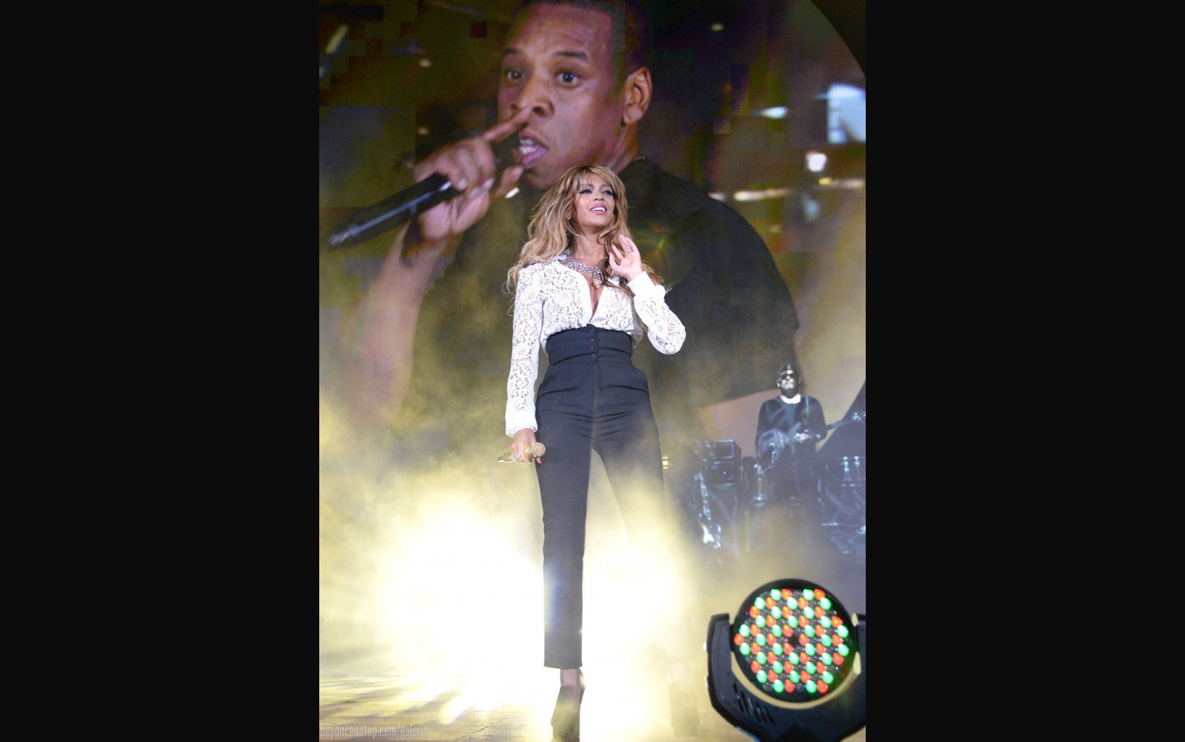 Beyonc&eacute; se apresenta no show de Jay Z no Global Citizen Festival. 