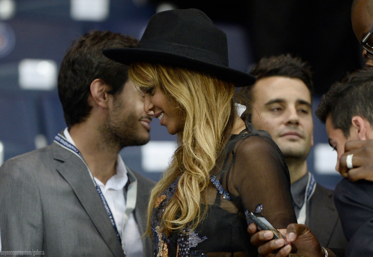 Beyonc&eacute; e Jay Z assistiram ao jogo em Paris. 