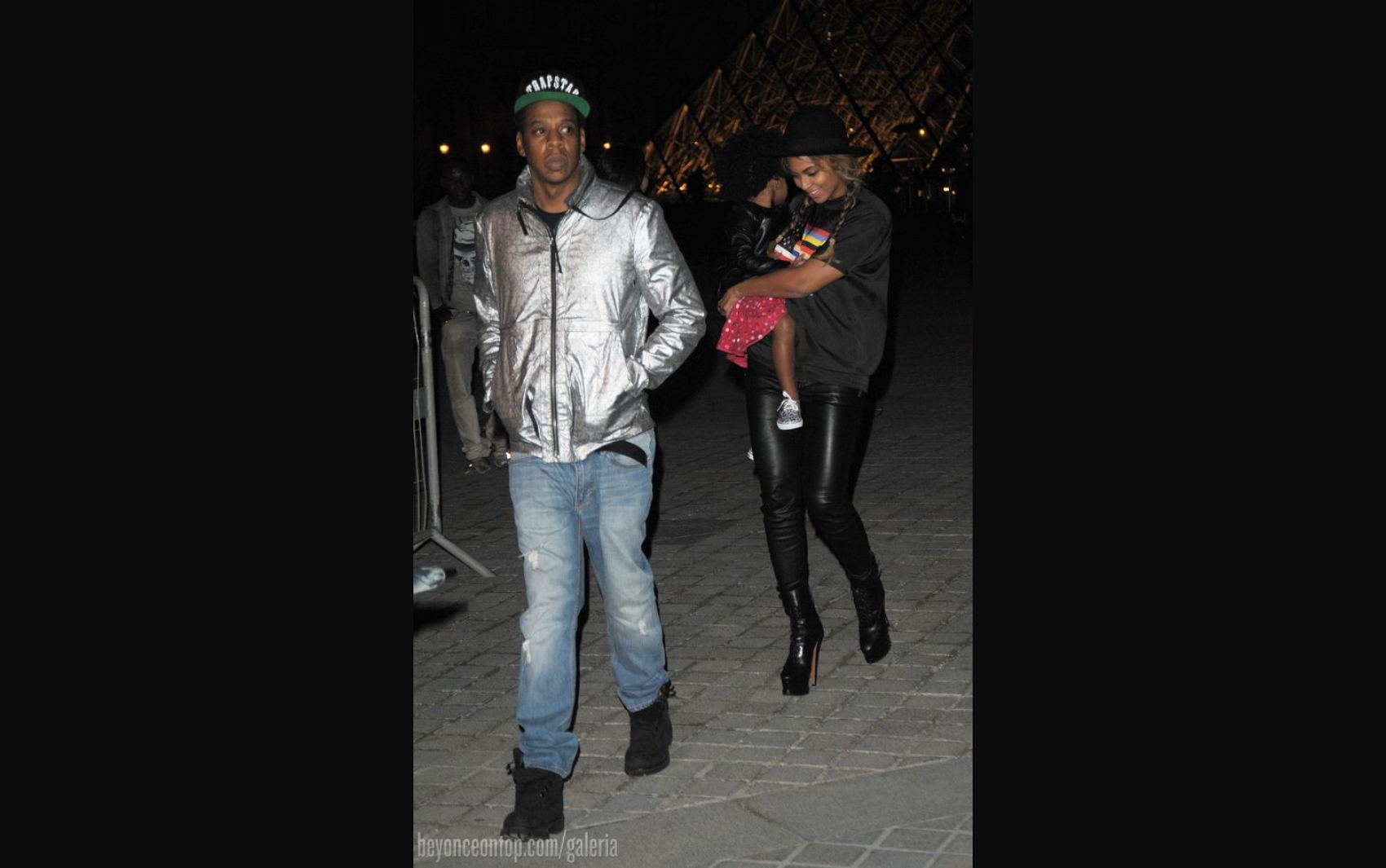 Beyoncé, Jay Z e Blue passeiam por Paris. 