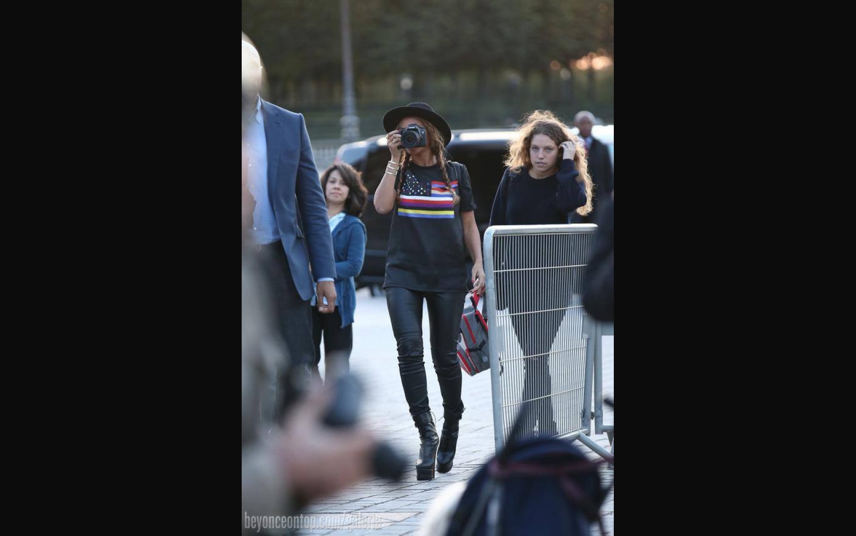 Beyonc&eacute;, Jay Z e Blue passeiam por Paris. 