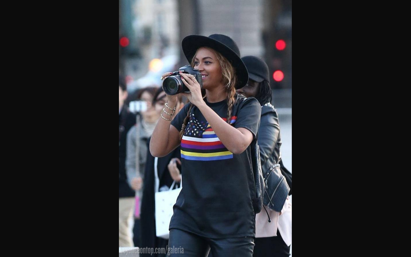 Beyonc&eacute;, Jay Z e Blue passeiam por Paris. 