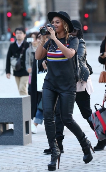 Beyonc&eacute; e a fam&iacute;lia visitaram o Louvre. 