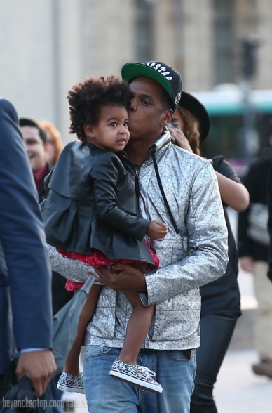 Beyonc&eacute; e a fam&iacute;lia visitaram o Louvre. 