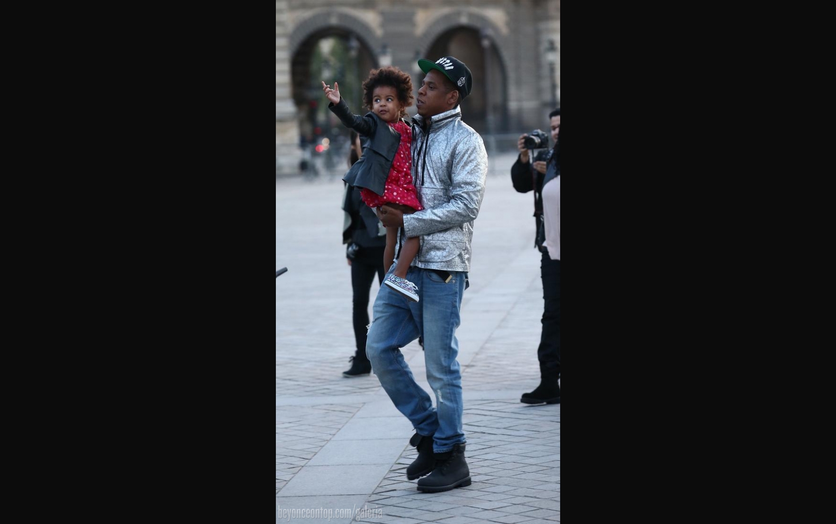 Beyonc&eacute; e a fam&iacute;lia visitaram o Louvre. 