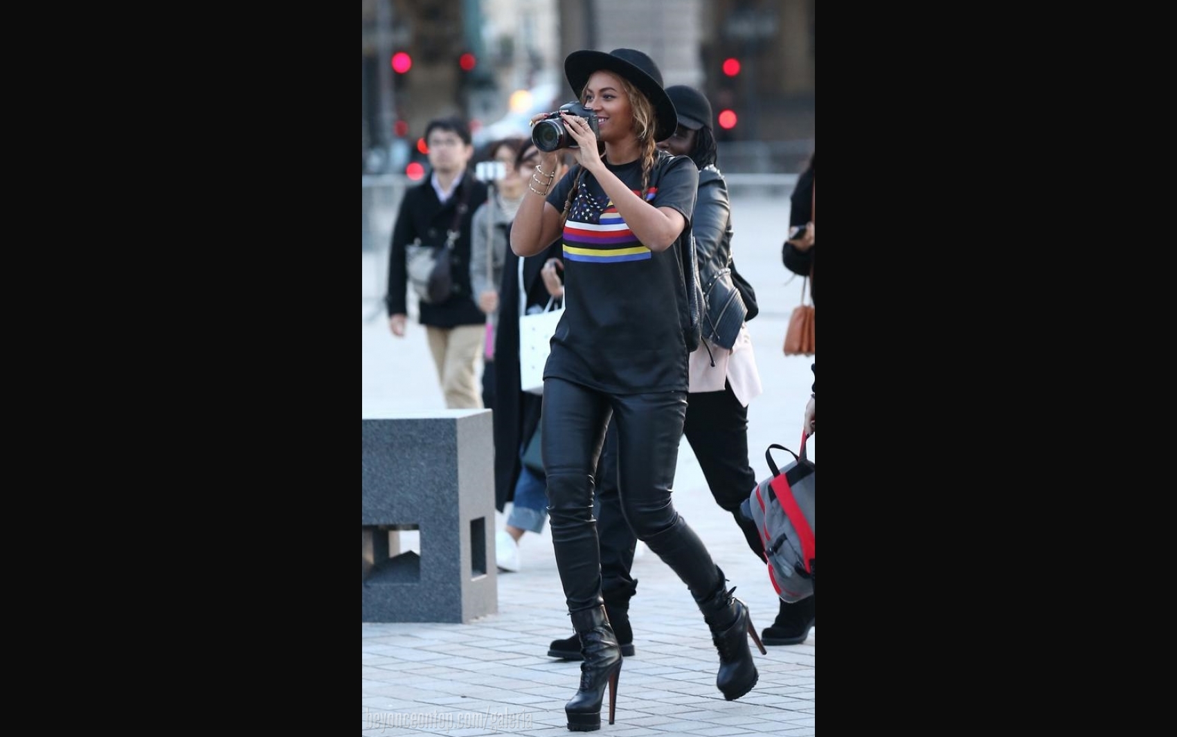 Beyonc&eacute; e a fam&iacute;lia visitaram o Louvre. 