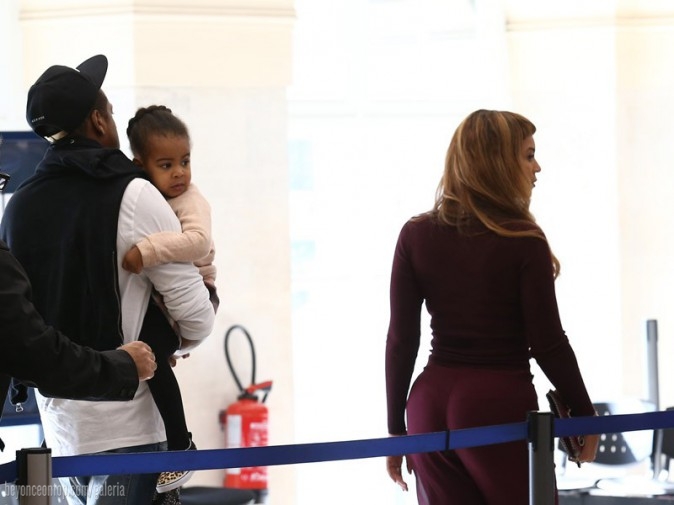 Beyonc&eacute; e a fam&iacute;lia embarcam na esta&ccedil;&atilde;o em Paris.