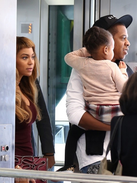Beyonc&eacute; e a fam&iacute;lia embarcam na esta&ccedil;&atilde;o em Paris.