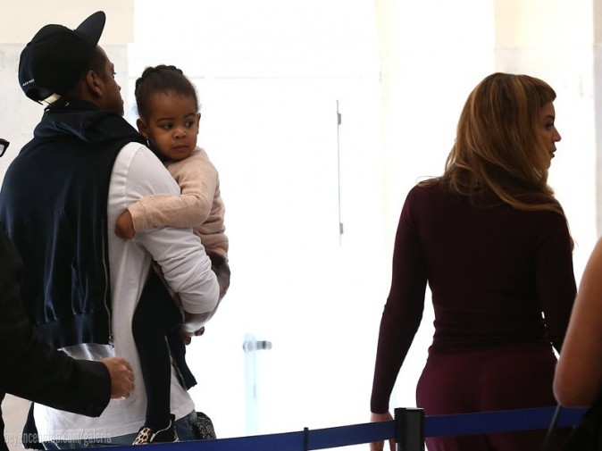 Beyonc&eacute; e a fam&iacute;lia embarcam na esta&ccedil;&atilde;o em Paris.