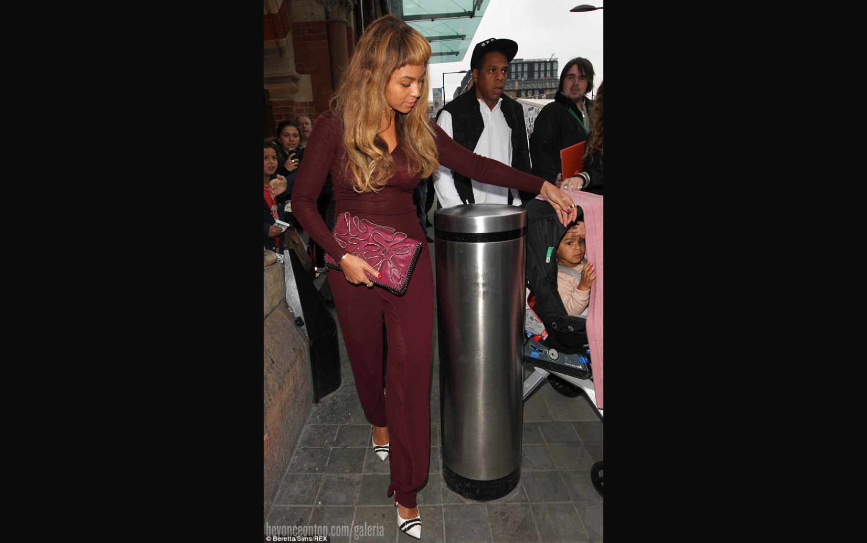 Beyonc&eacute;, Jay Z e Blue Ivy chegam em Londres.