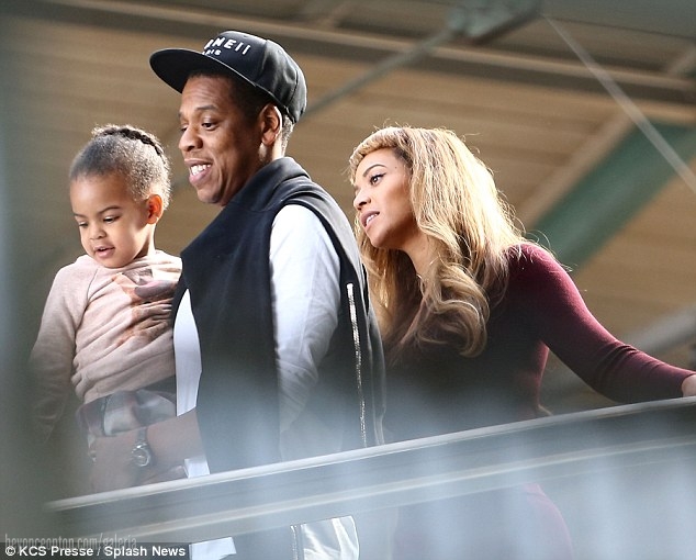Beyonc&eacute;, Jay Z e Blue Ivy chegam em Londres.