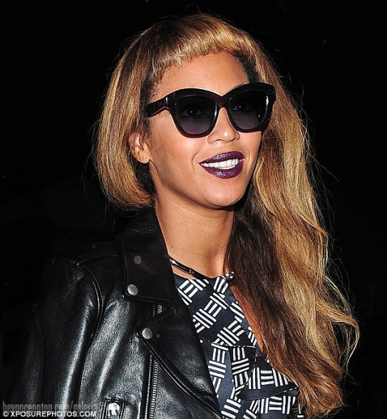 Casal &eacute; fotografado ao chegarem para feira de arte