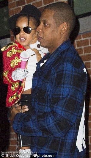 Blue Ivy foi fantasiada de Michael Jackson e Jay Z de Jason