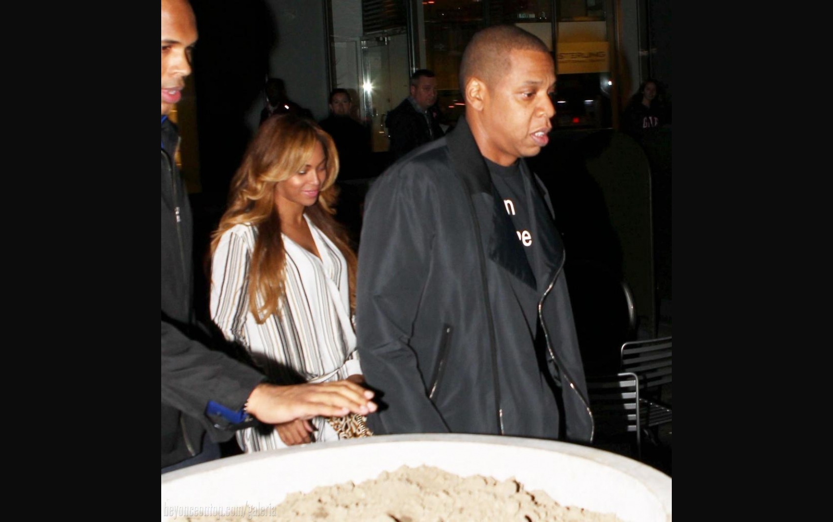 Beyonc&eacute; &eacute; fotografada com o marido em Nova Iorque