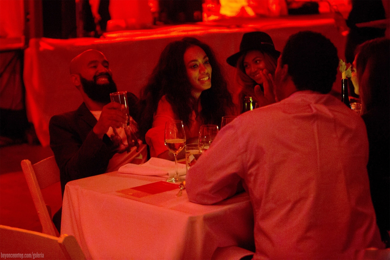 Beyonc&eacute; &agrave; mesa com Solange, Allan Ferguson, Tina Knowles e o namorado