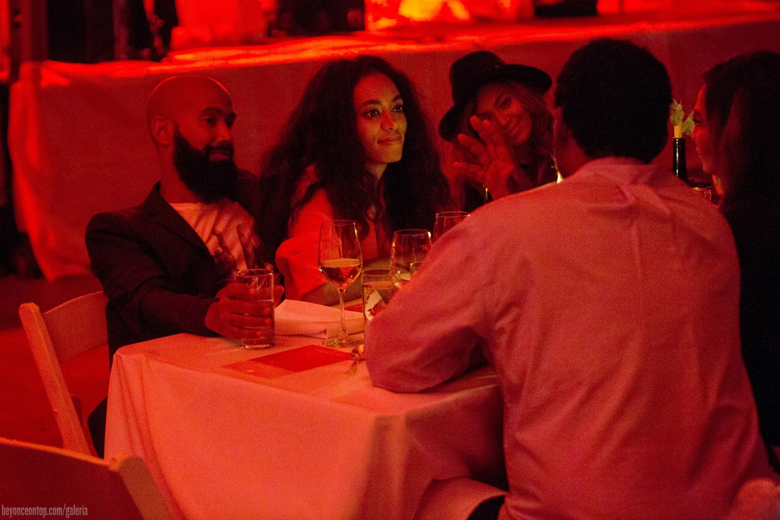 Beyonc&eacute; &agrave; mesa com Solange, Allan Ferguson, Tina Knowles e o namorado