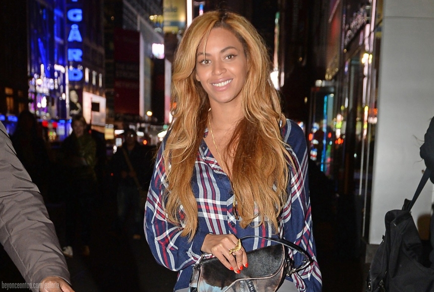 Beyonc&eacute; foi fotografada ao deixar escrit&oacute;rio da Parkwood, em NY