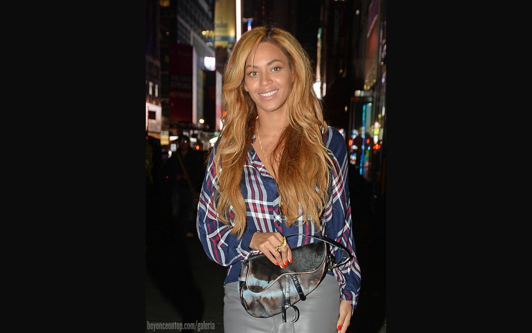 Beyonc&eacute; foi fotografada ao deixar seu escrit&oacute;rio na cidade de Nova York