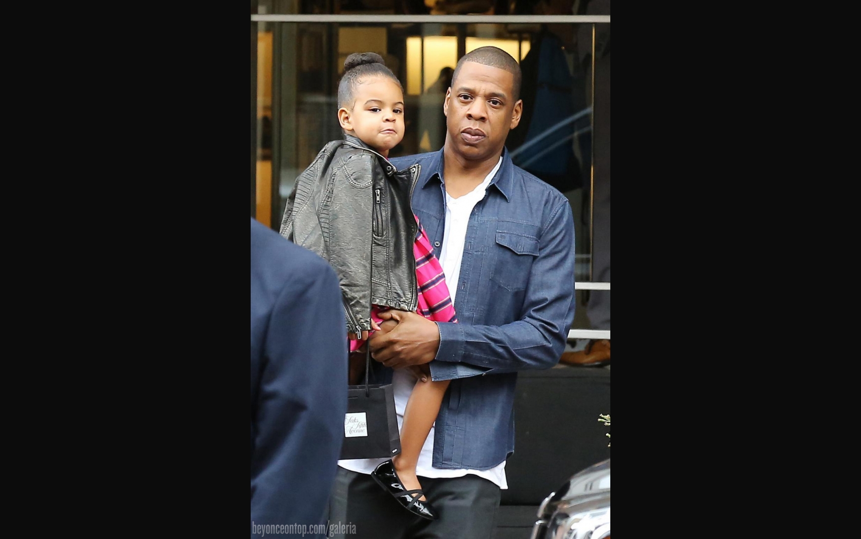 Fam&iacute;lia foi fotografada ao passear por Beverly Hills; 11 de outubro 2014