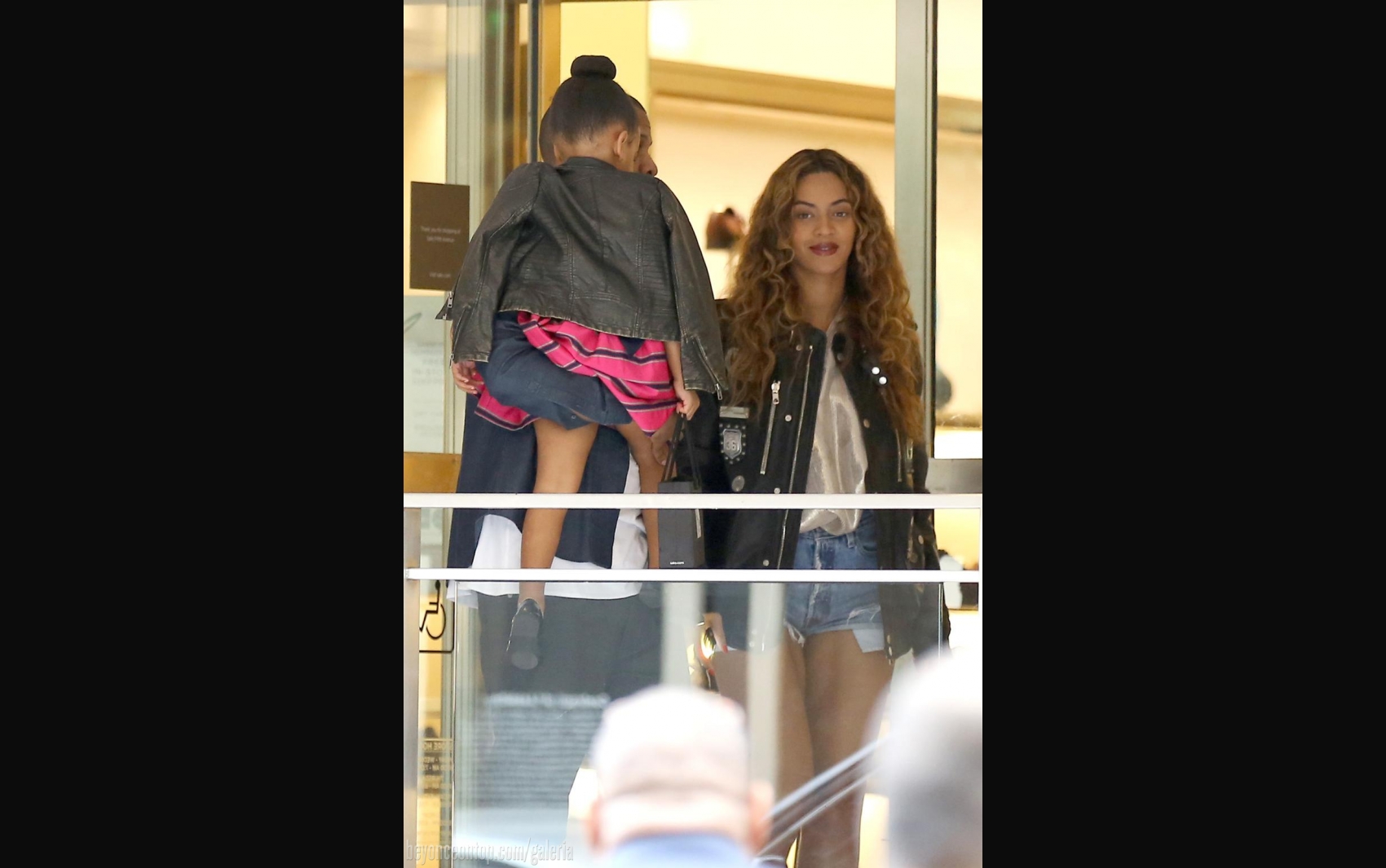 Fam&iacute;lia foi fotografada ao passear por Beverly Hills; 11 de outubro 2014