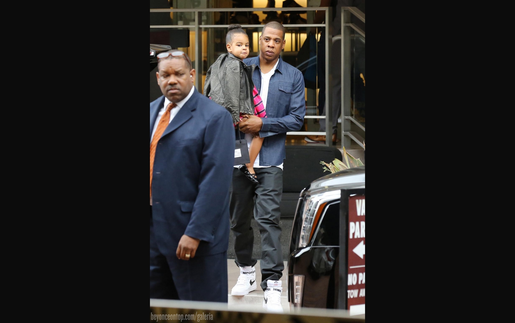 Fam&iacute;lia foi fotografada ao passear por Beverly Hills; 11 de outubro 2014