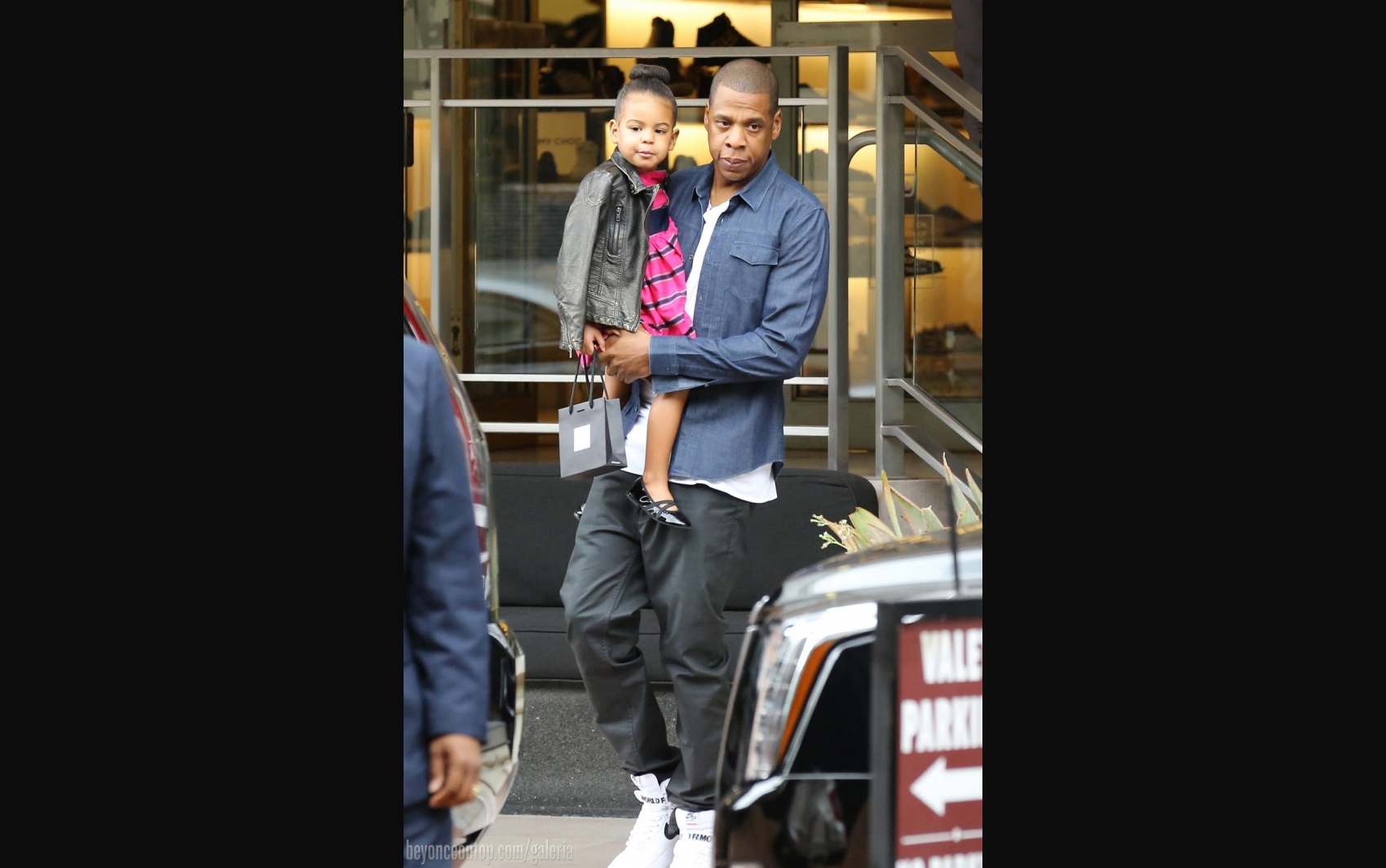 Fam&iacute;lia foi fotografada ao passear por Beverly Hills; 11 de outubro 2014