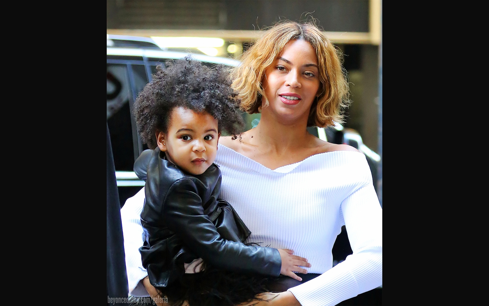 Beyoncé foi fotografada carregando sua filha, Blue Ivy, nessa terça-feira, em NY