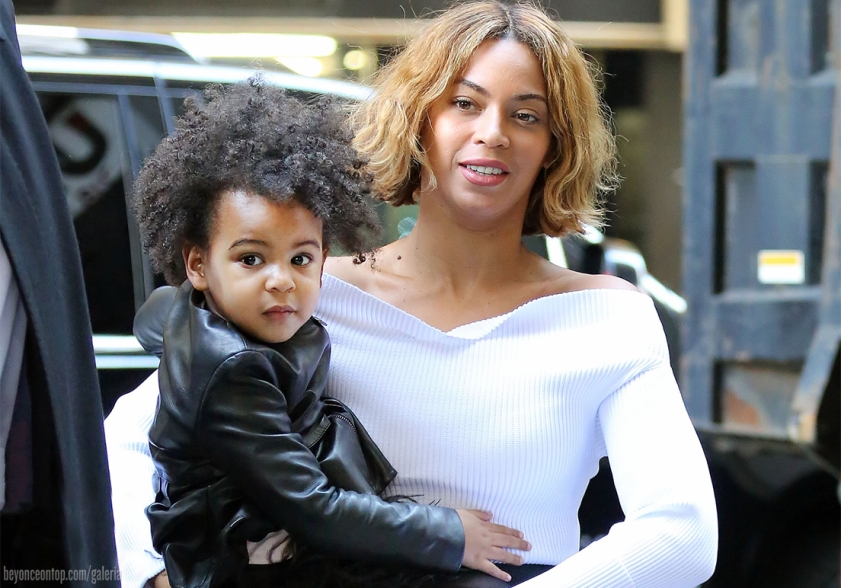Beyonc&eacute; foi fotografada carregando sua filha, Blue Ivy, nessa ter&ccedil;a-feira, em NY
