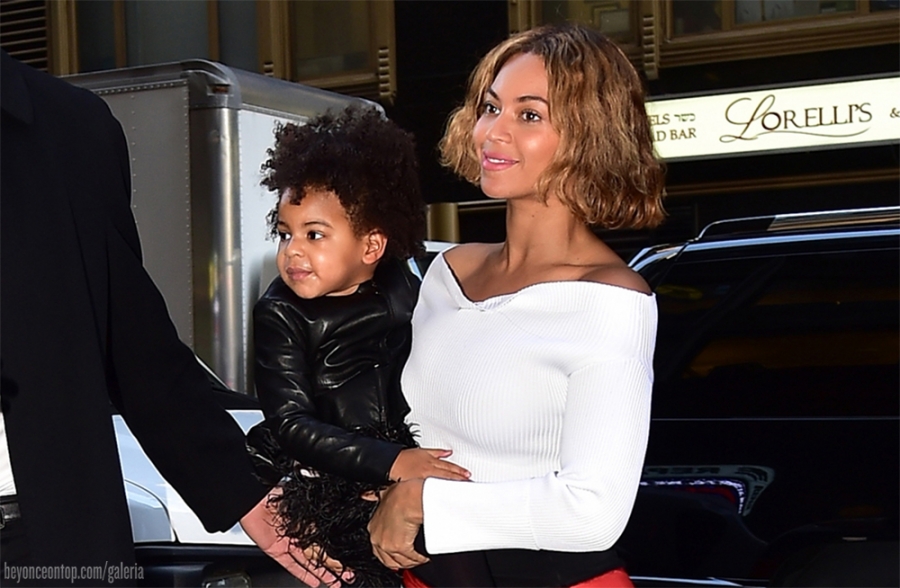 Beyonc&eacute; foi fotografada carregando sua filha, Blue Ivy, nessa ter&ccedil;a-feira, em NY
