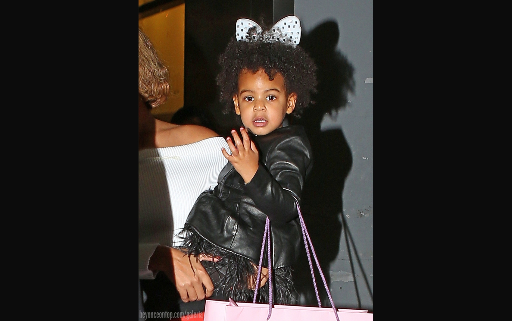 Beyonc&eacute; foi fotografada carregando sua filha, Blue Ivy, nessa ter&ccedil;a-feira, em NY