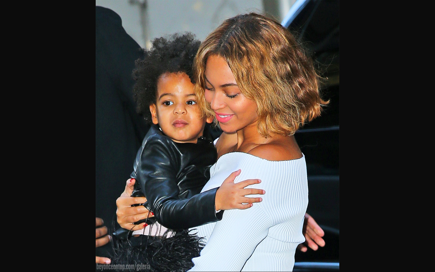 Beyonc&eacute; foi fotografada carregando sua filha, Blue Ivy, nessa ter&ccedil;a-feira, em NY
