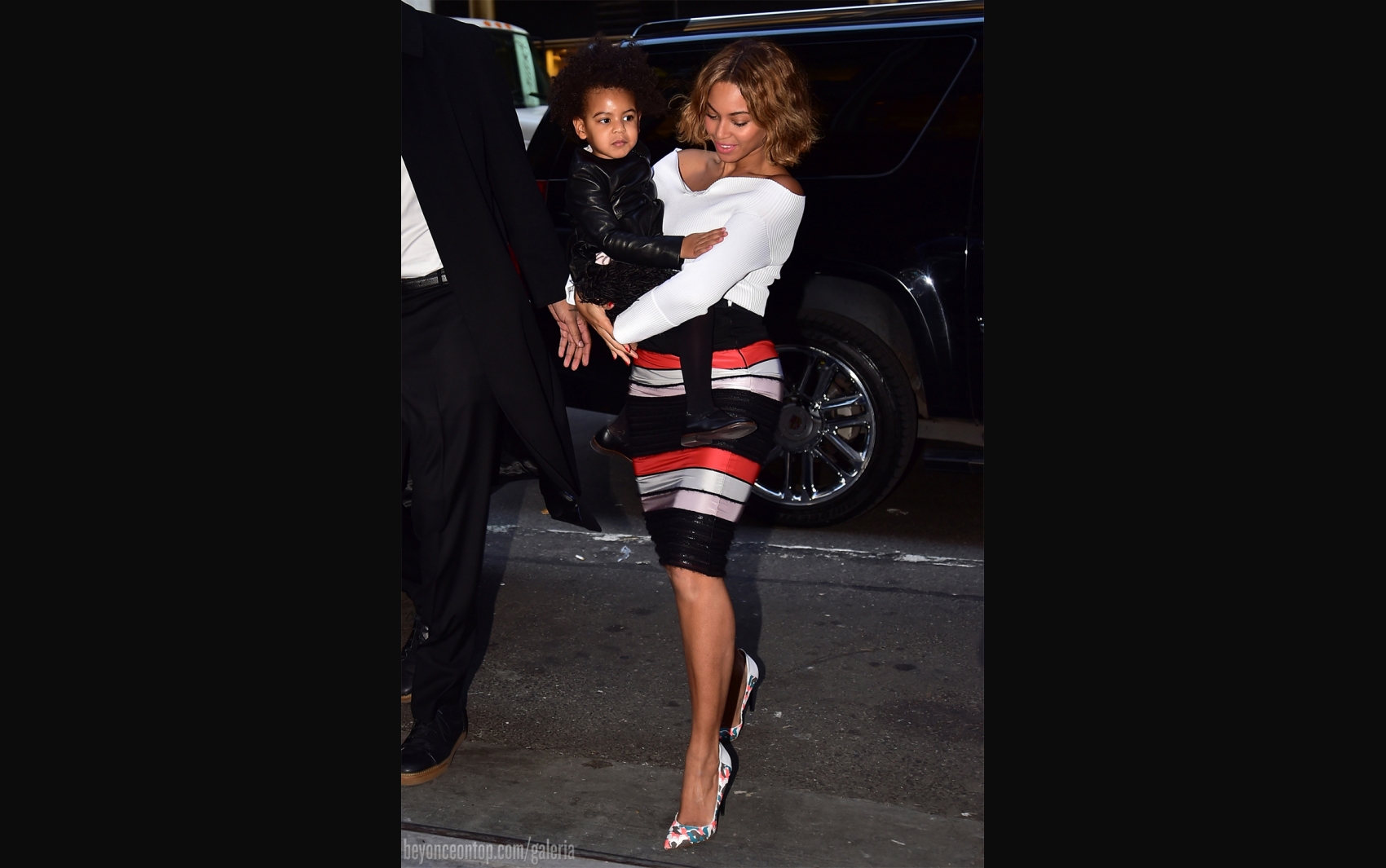 Beyonc&eacute; foi fotografada carregando sua filha, Blue Ivy, nessa ter&ccedil;a-feira, em NY
