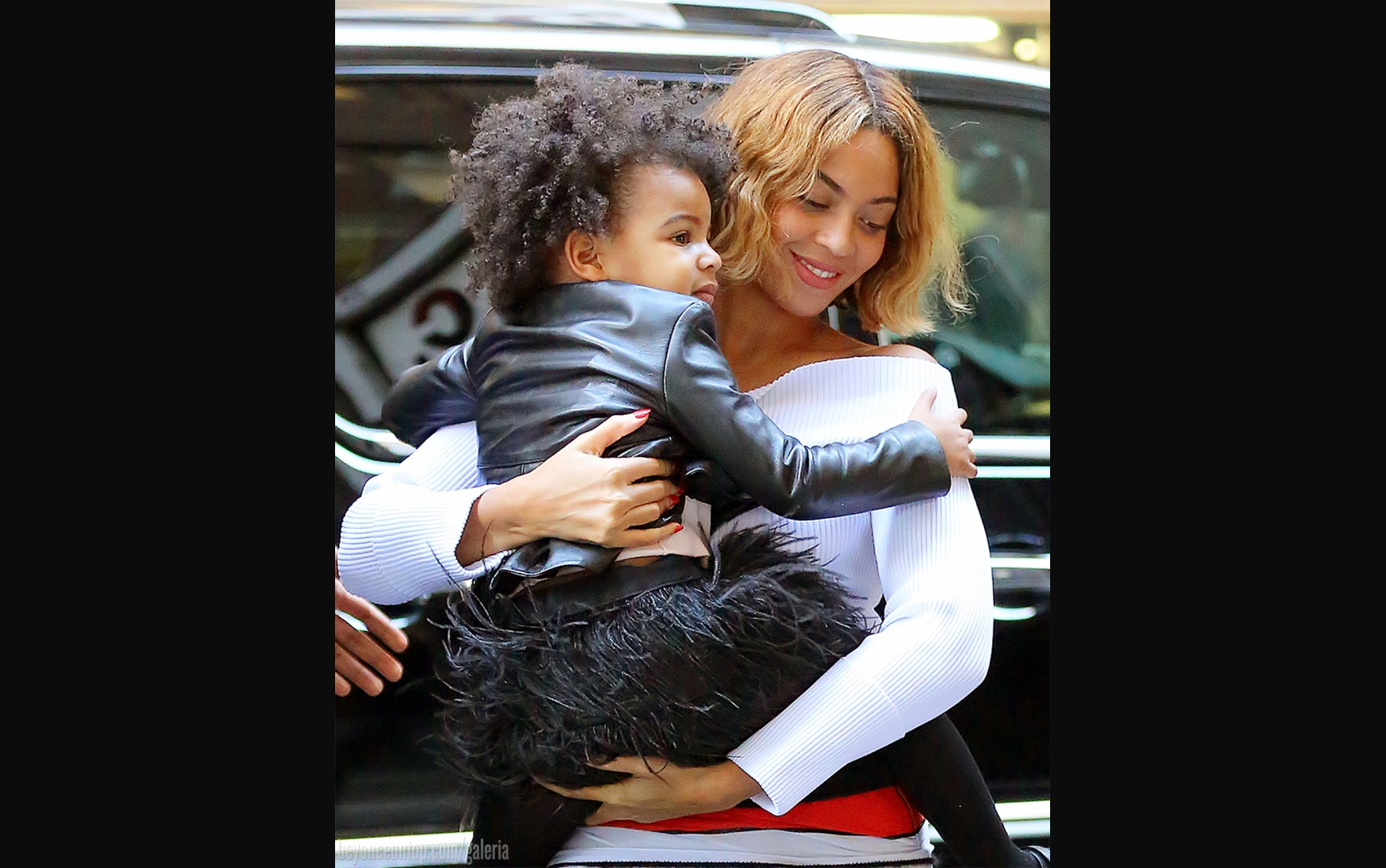 Beyonc&eacute; foi fotografada carregando sua filha, Blue Ivy, nessa ter&ccedil;a-feira, em NY