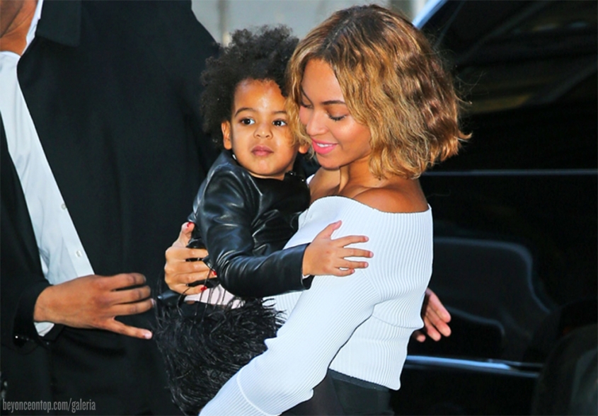 Beyonc&eacute; foi fotografada carregando sua filha, Blue Ivy, nessa ter&ccedil;a-feira, em NY